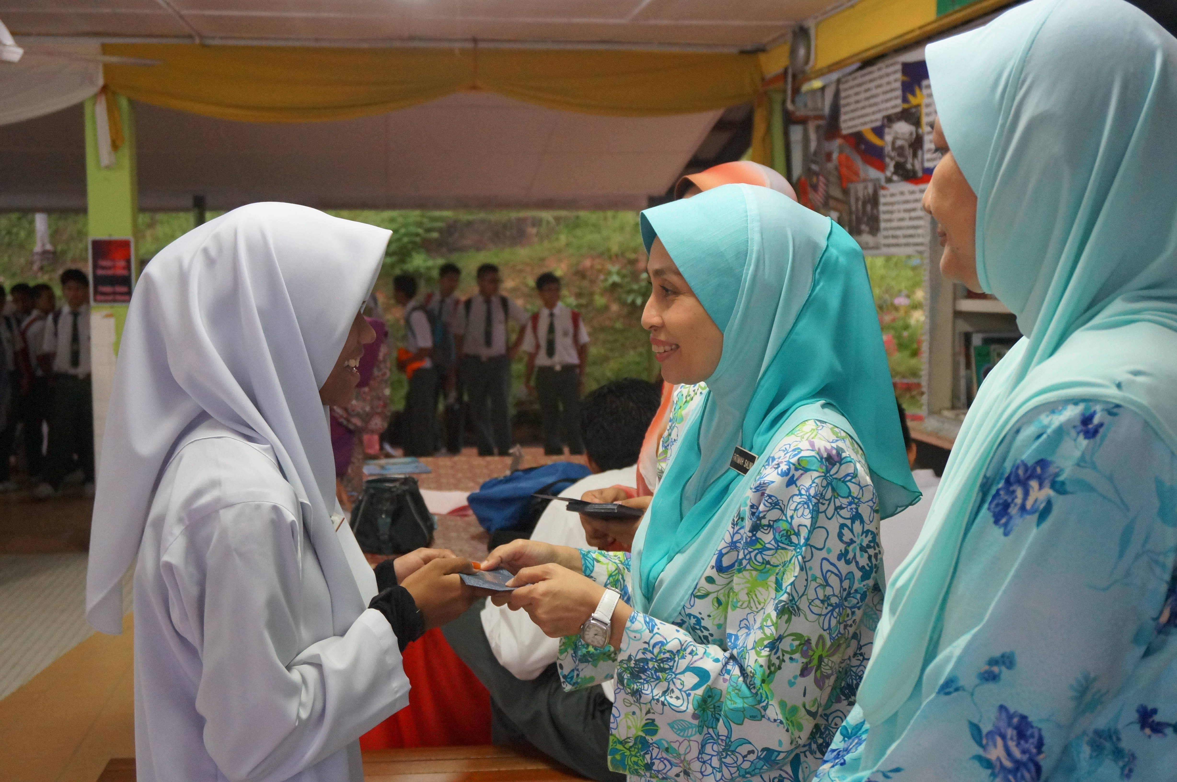 Sumbangan Raya Oleh Pihak Sekolah